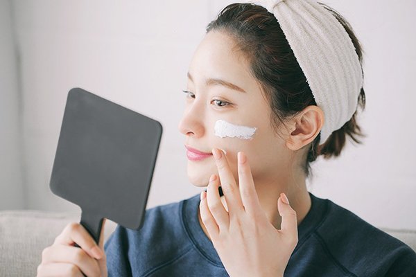 7 thoi quen cham soc da mua he, tuong tot ma ai ngo lam mun ngay cang noi day dac - 6